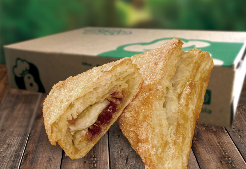 Tradicional pastelito dulce de hojaldre relleno de bocadillo y queso